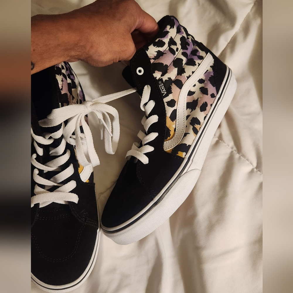 Vans Filmore Black/Leopard High-Top Sneakers. SIZE SHOWS 6 MISSY(WOMEN'S 7.5)
